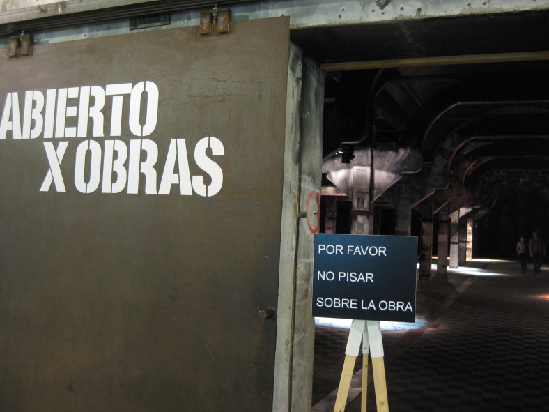 Cartel anunciando que hay que tener cuidado con el arte