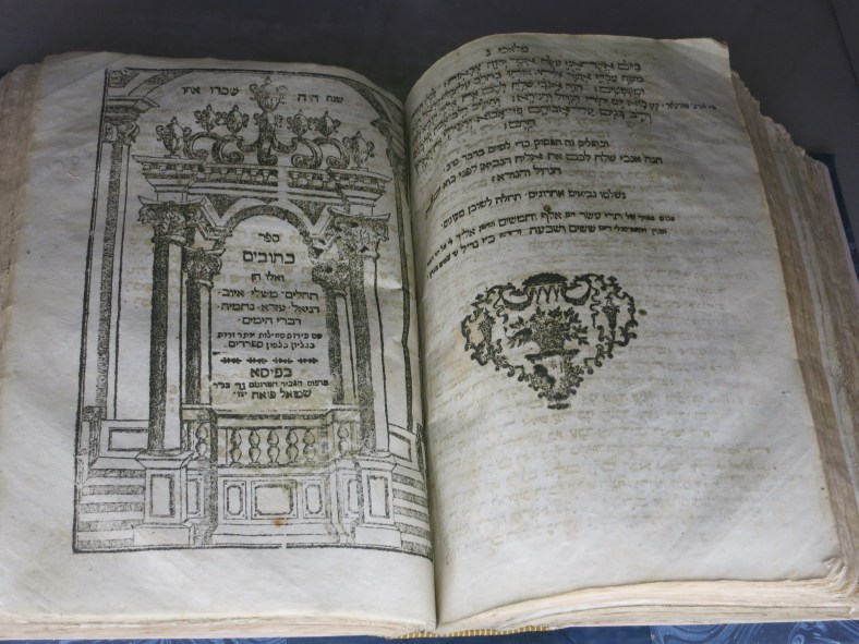 biblia hebrea con glosas en ladino