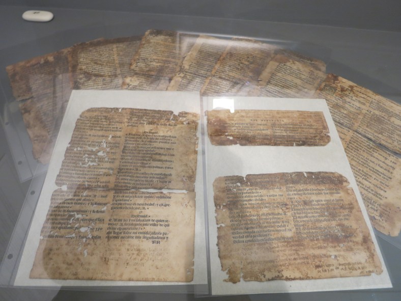 hojas sueltas de Biblia en lengua española